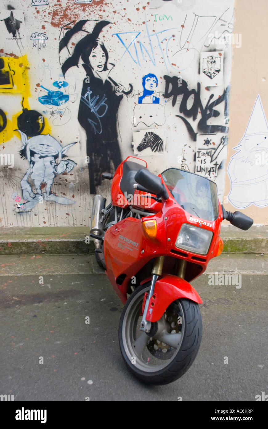 Ducati Supersport 600 rouge et l'art de mur graffiti Banque D'Images