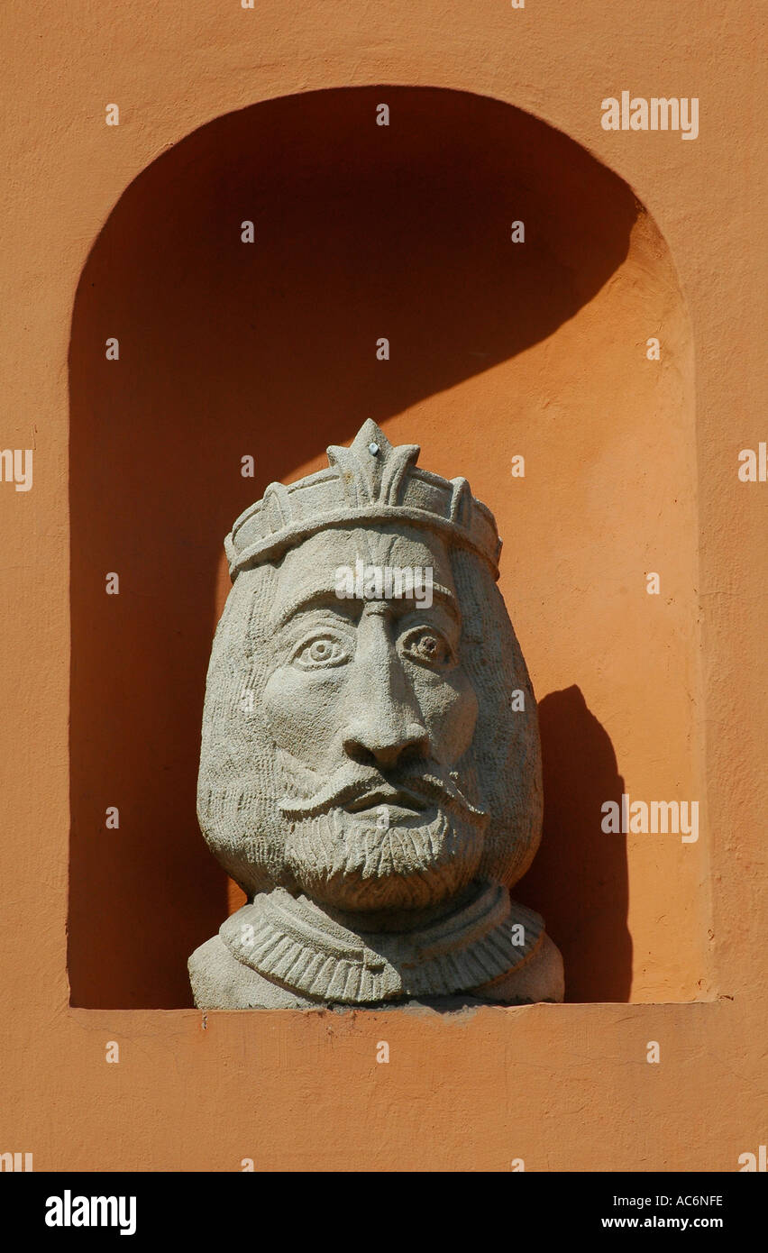 Une figure sculptée de Stephen I, également connu sous le nom de roi Saint Stephen dans une niche dans le quartier du château de Budapest Hongrie Banque D'Images