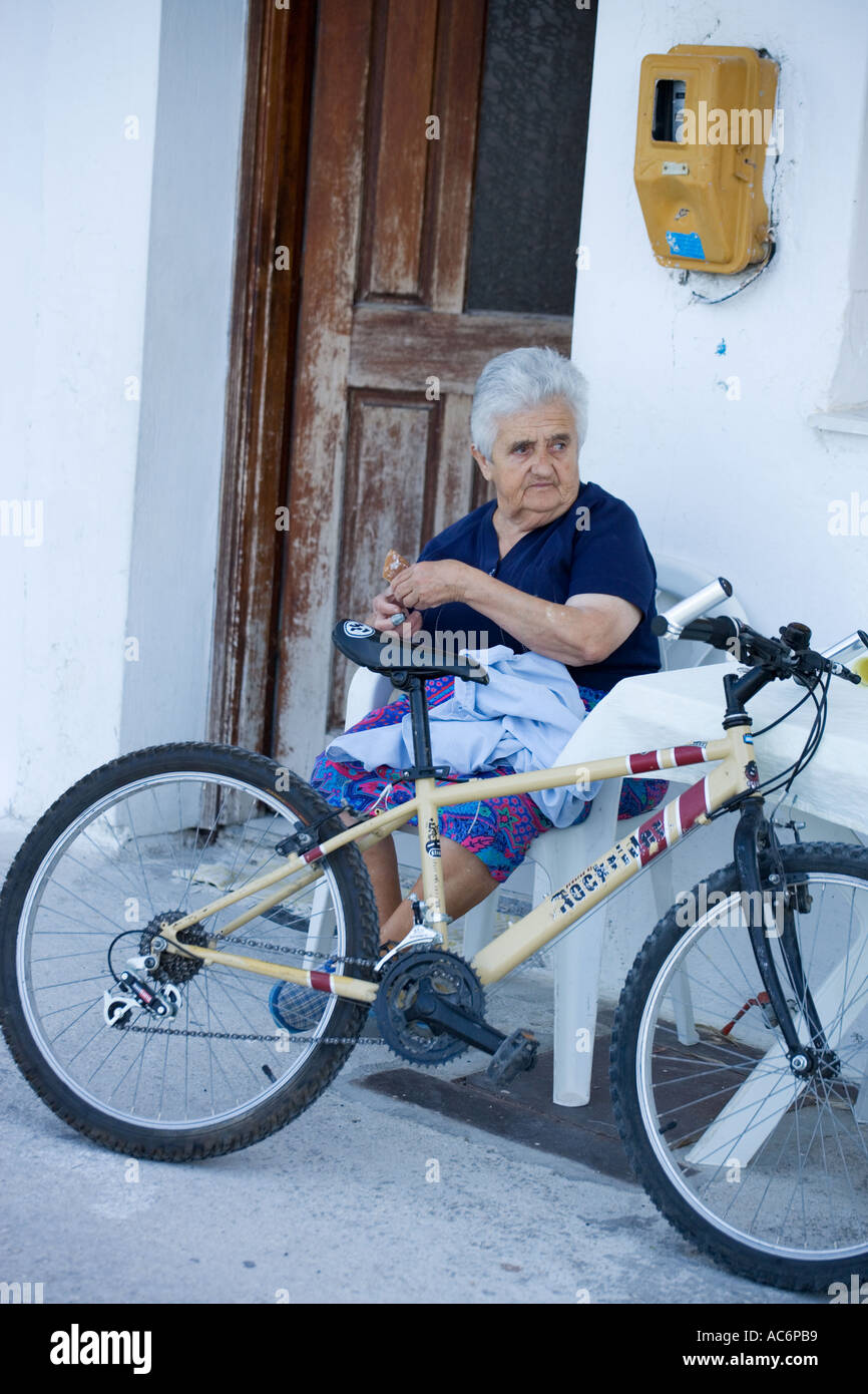 Femme PLUS ÂGÉE EN GRÈCE PARGA PORTE Banque D'Images