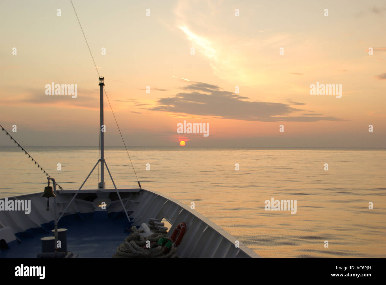 Coucher de soleil dans la mer Ionienne soleil plonge vers l'horizon comme vu de la proue de navire de croisière Banque D'Images