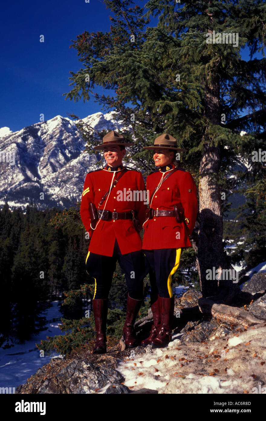 L'homme et la femme adultes hommes et femmes de la GRC Gendarmerie royale du Canada Gendarmerie royale du Canada en service aka dans Canadian Rockies à Banff en Alberta Canada Banque D'Images