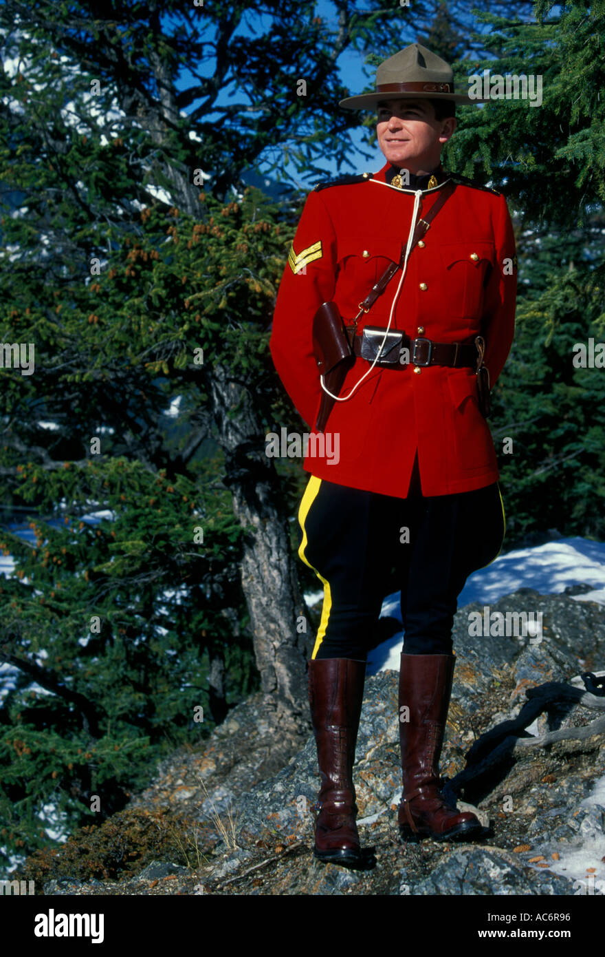 1 Un adulte mâle homme Gendarmerie royale du Canada GRC Mountie canadien aka en devoir dans Canadian Rockies à Banff en Alberta, Canada Amérique du Nord Banque D'Images