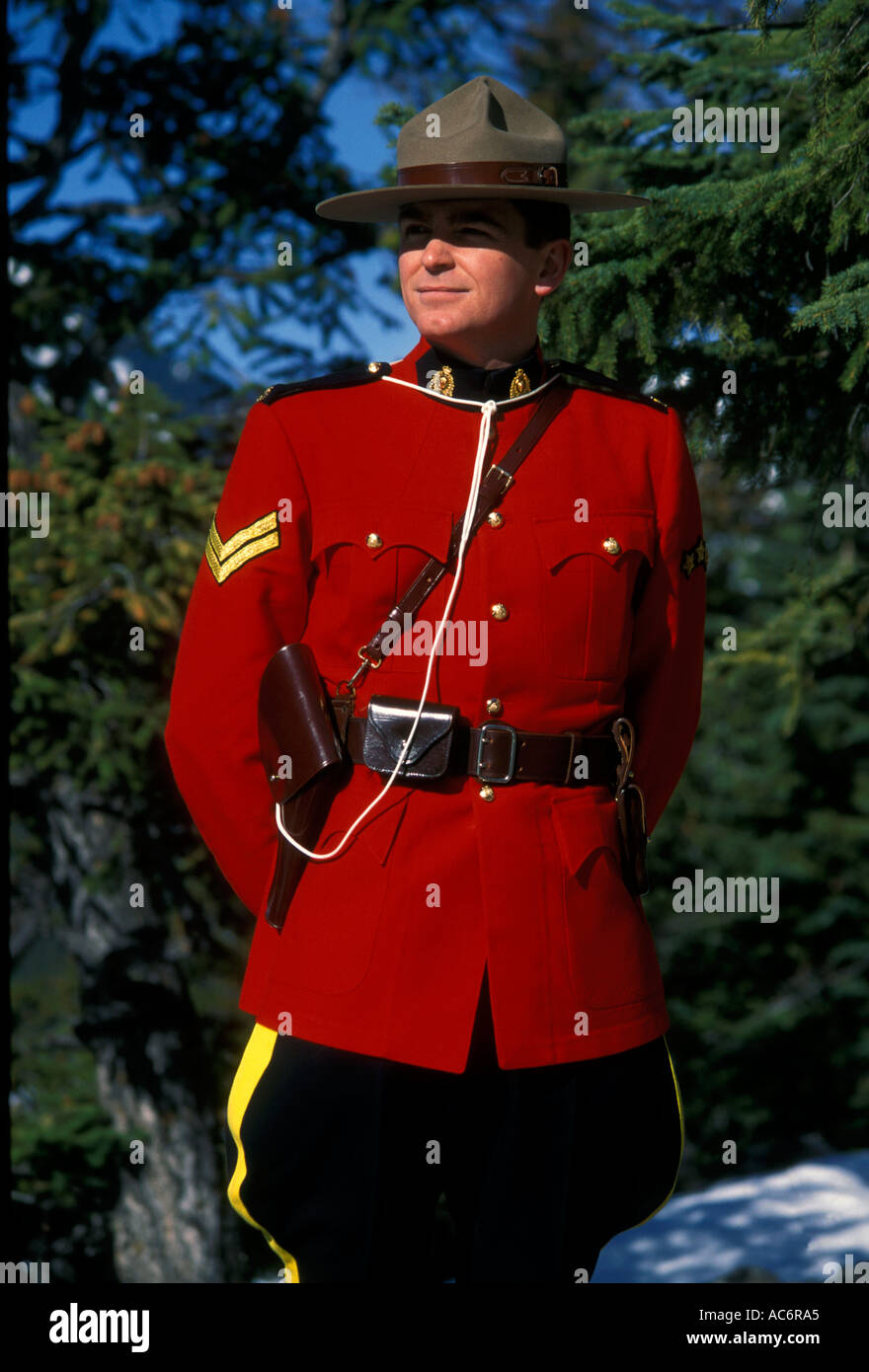 1 Un adulte mâle homme Gendarmerie royale du Canada GRC Mountie canadien aka en devoir dans Canadian Rockies à Banff en Alberta, Canada Amérique du Nord Banque D'Images