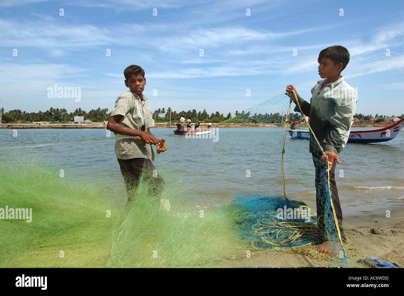 L'industrie de la pêche dans la zone touchée par Boxing Day 2004 Village de Tsunami Sonakuppam au Tamil Nadu en Inde il y a eu distribution de bateaux et filets en plus de la construction d'abris temporaires la lucrative industrie est sur le point de revenir à la production PH Dan White Banque D'Images