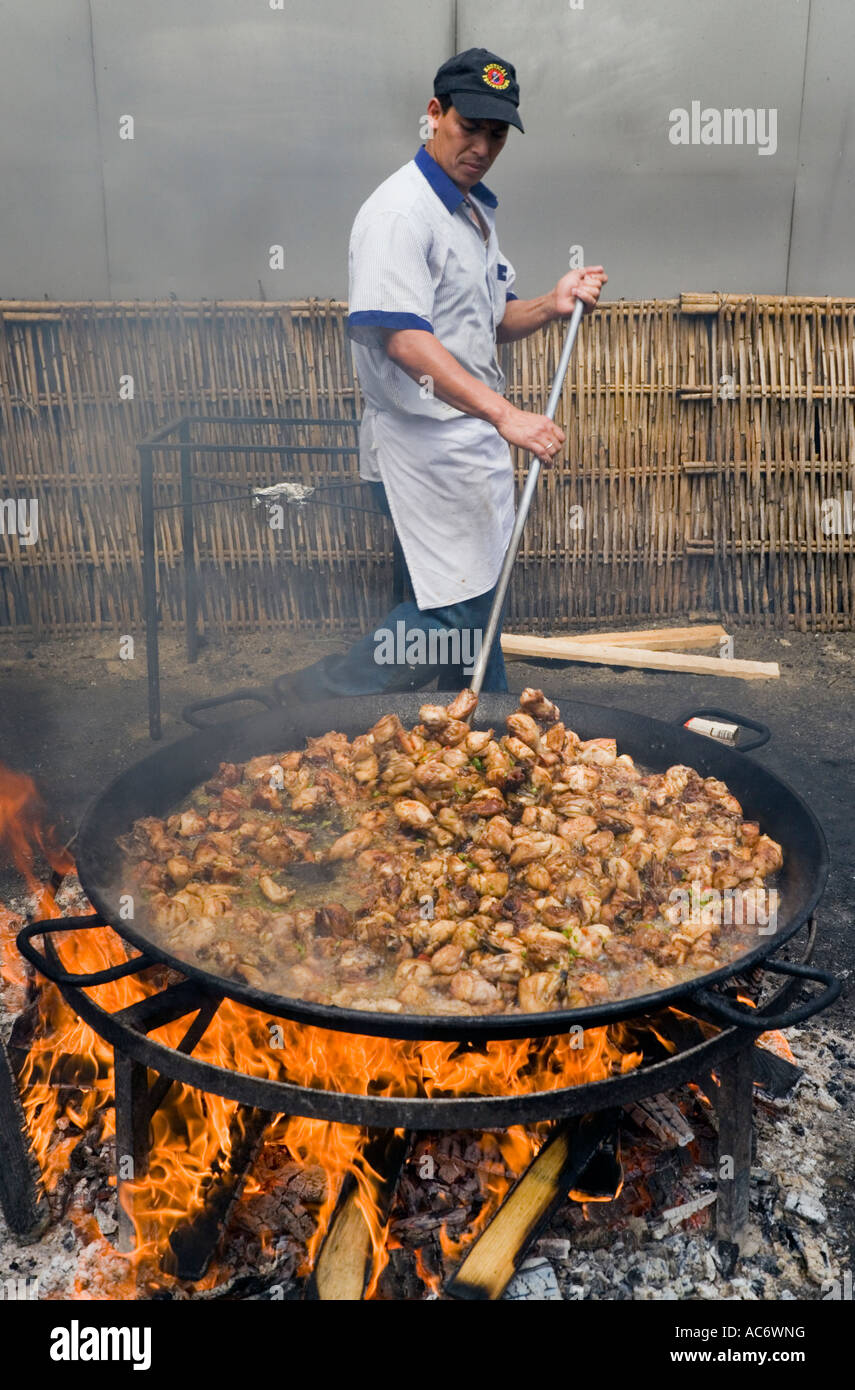 Nerja Costa del Sol Malaga Province Espagne Ayo chiringuito sur la plage de Burriana Préparation paella géante Banque D'Images
