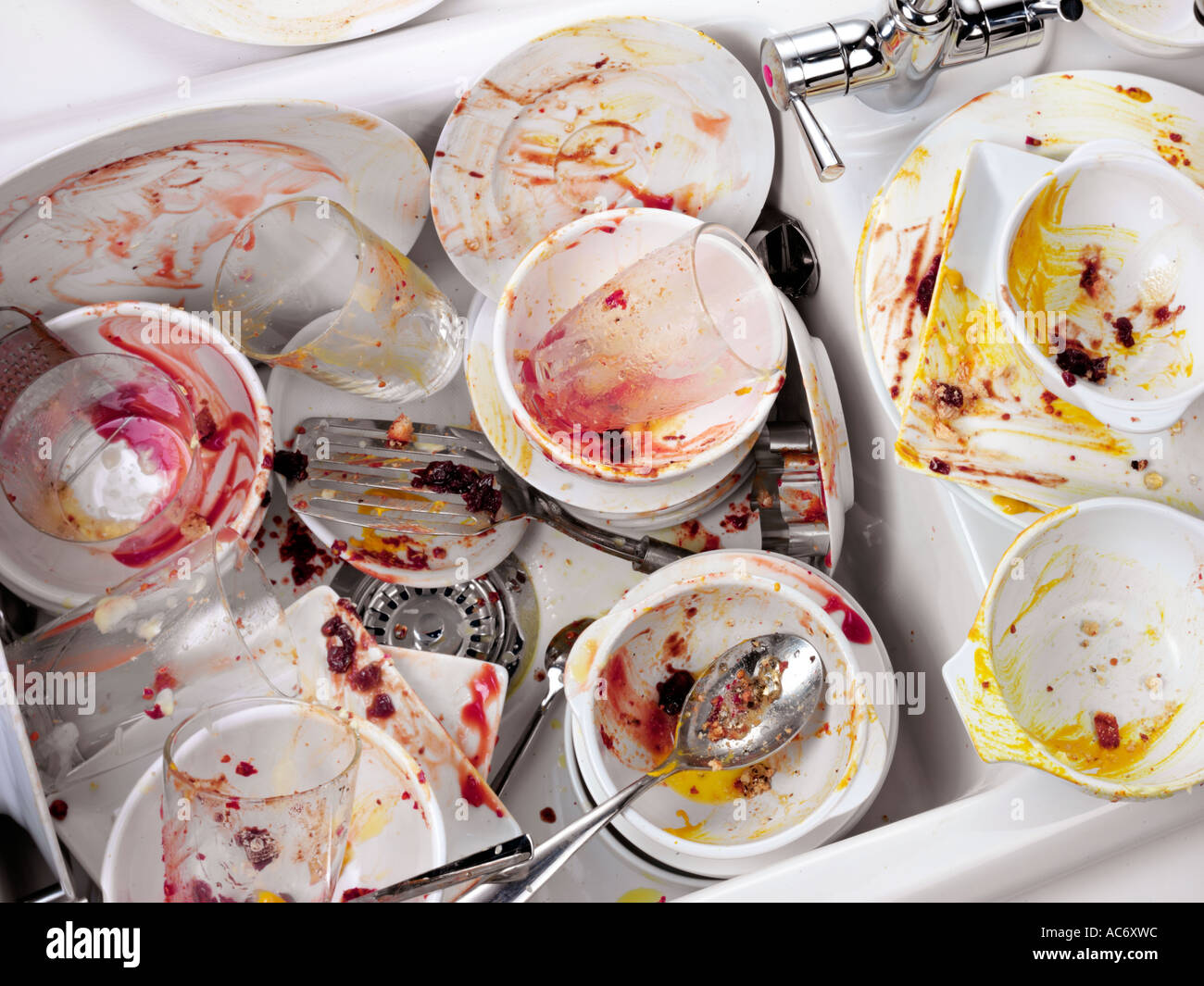 La vaisselle sale dans le lavabo Banque D'Images