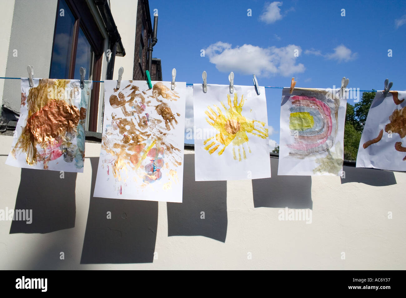 Des tableaux colorés pour enfants en train de sécher dehors un jour ensoleillé Banque D'Images