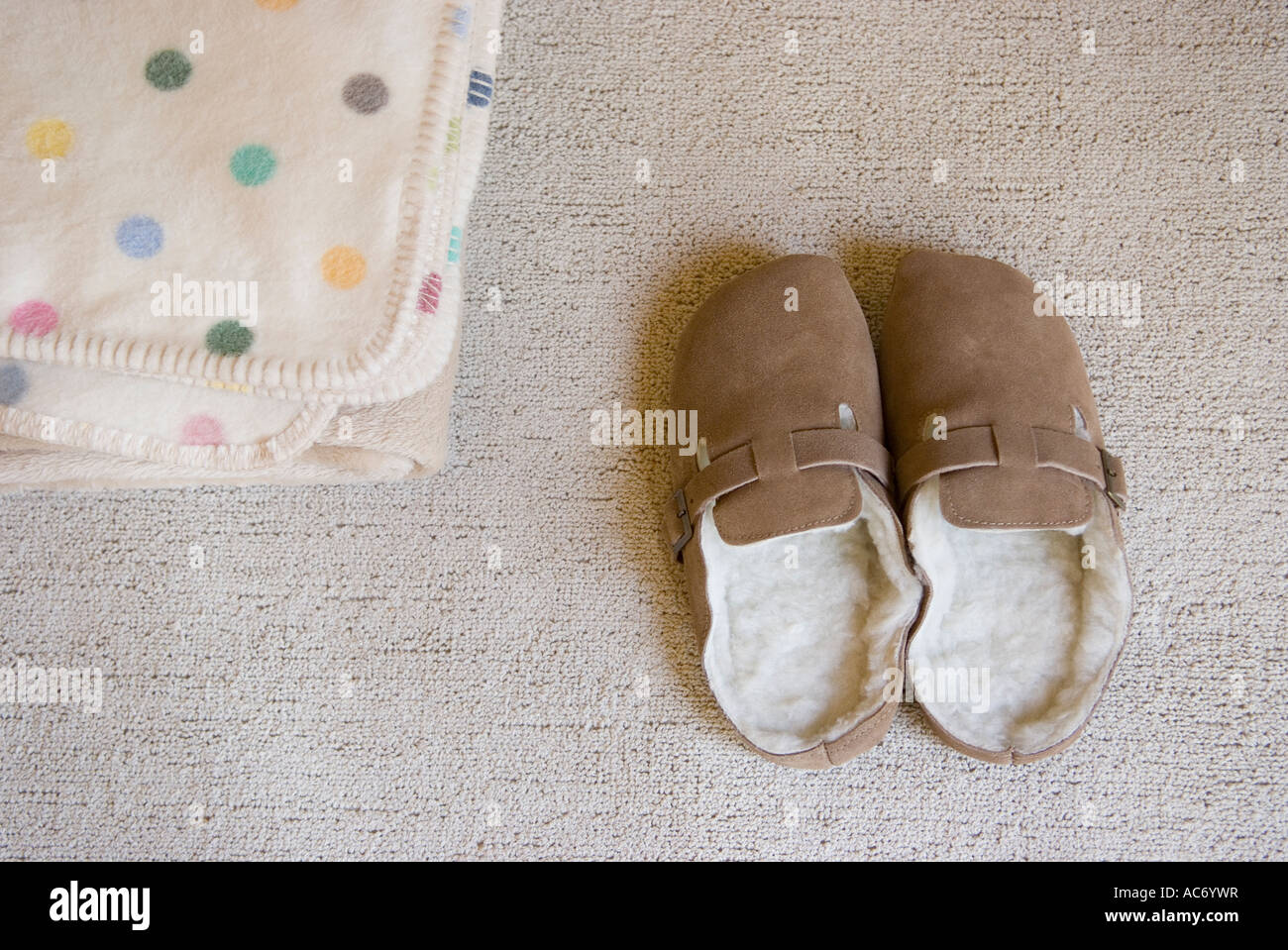 Des chaussons et une couverture Photo Stock - Alamy