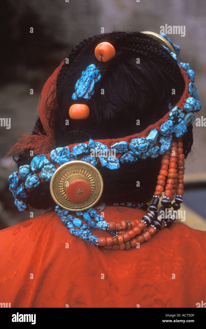Or corail turquoise décorer cette femme tibétaine Lhassa au Tibet les cheveux Banque D'Images