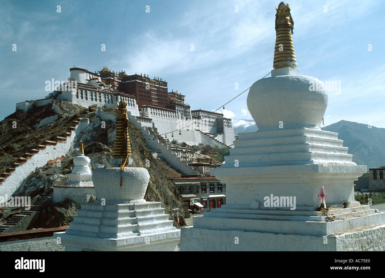 Les STUPAS construits récemment remplacer ceux détruits par les Chinois près de Lhassa au Tibet le palais du Potala Banque D'Images