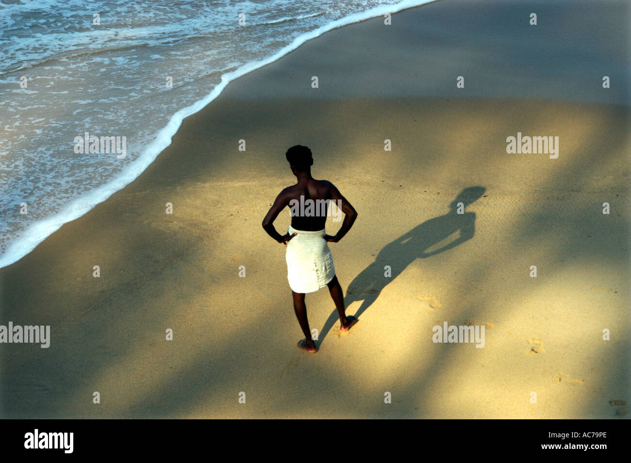 L'HOMME LOCAL EN ATTENTE DANS PULINGUDI BEACH PRÈS DE KOVALAM à Trivandrum, Kerala DIST Banque D'Images