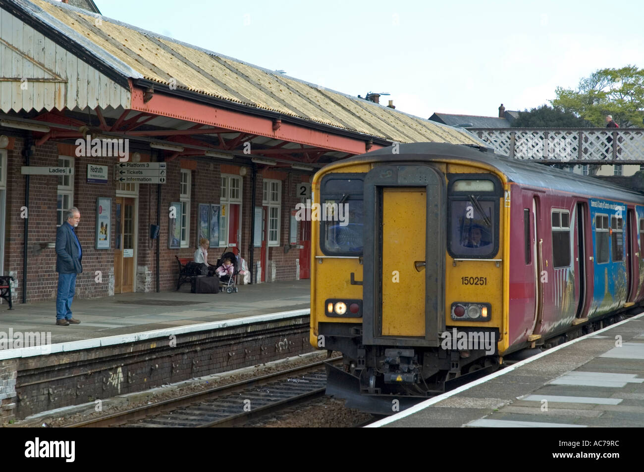 Un train s'est arrêté à la plate-forme à Redruth, Cornwall, Angleterre Banque D'Images