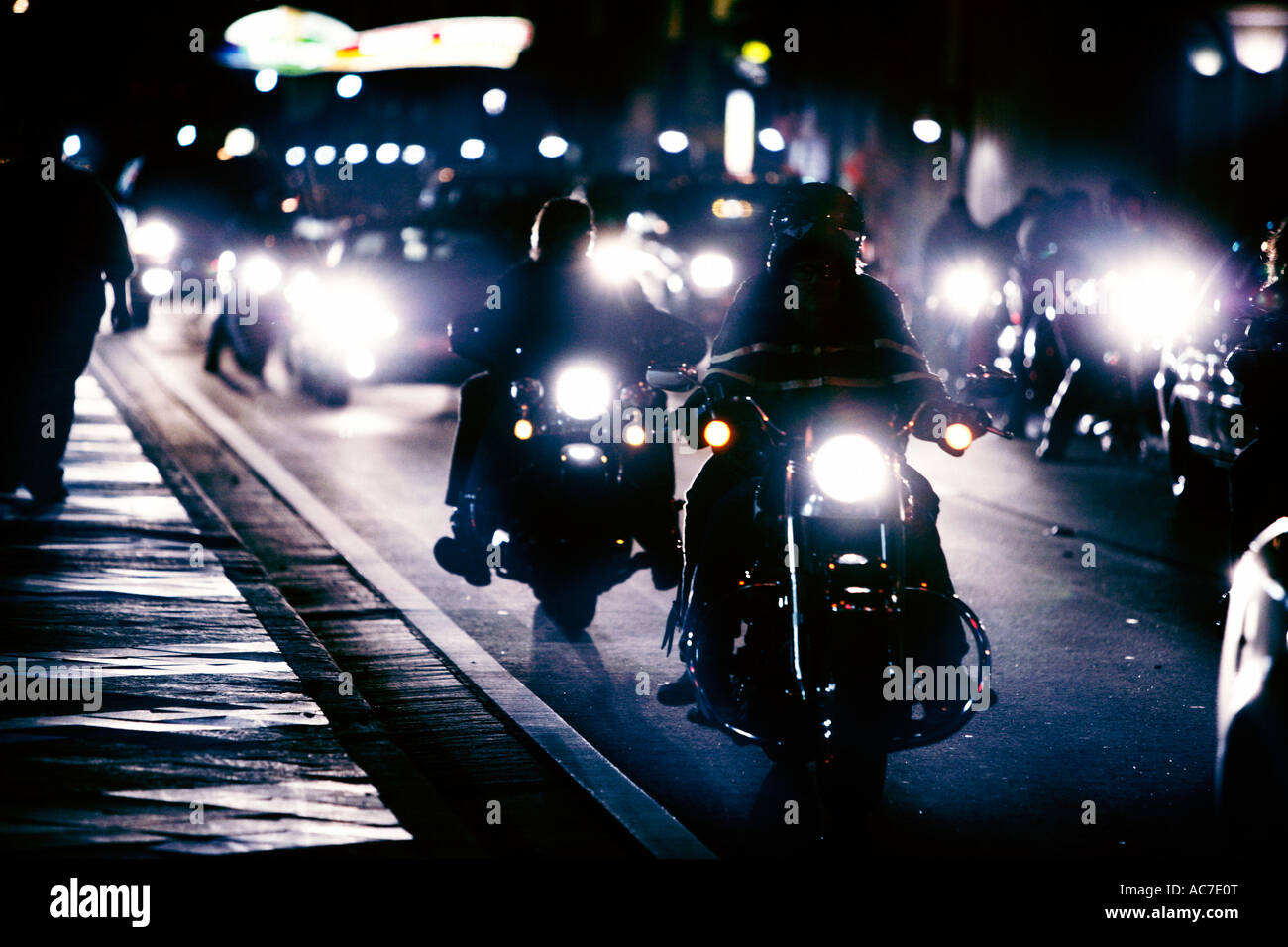 Grand groupe de motards dans la rue la nuit Banque D'Images