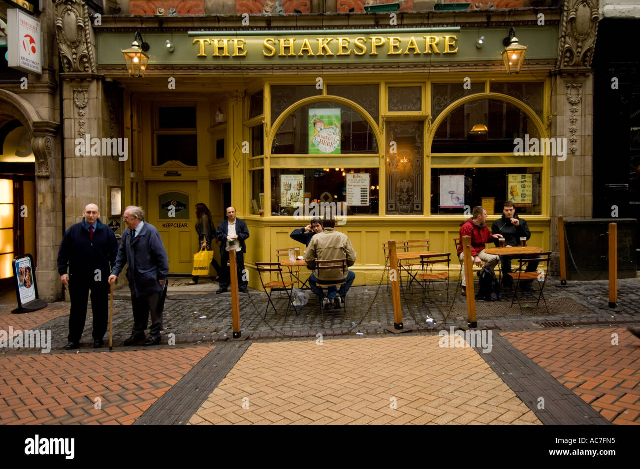 Les personnes qui boivent à l'extérieur du centre-ville de Shakespeare pub, Birmingham England UK Banque D'Images