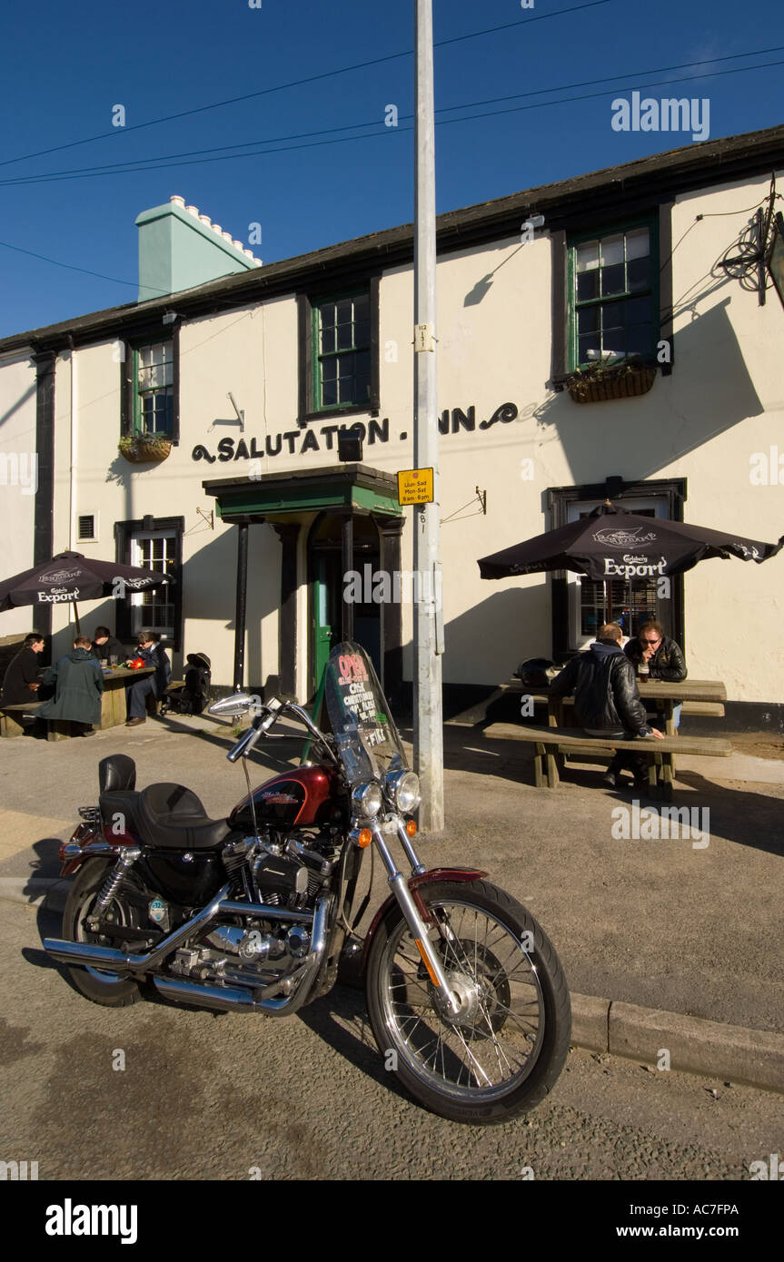 Moto à l'extérieur de la Salutation Inn pub, Llandeilo Carmarthenshire Wales UK Banque D'Images