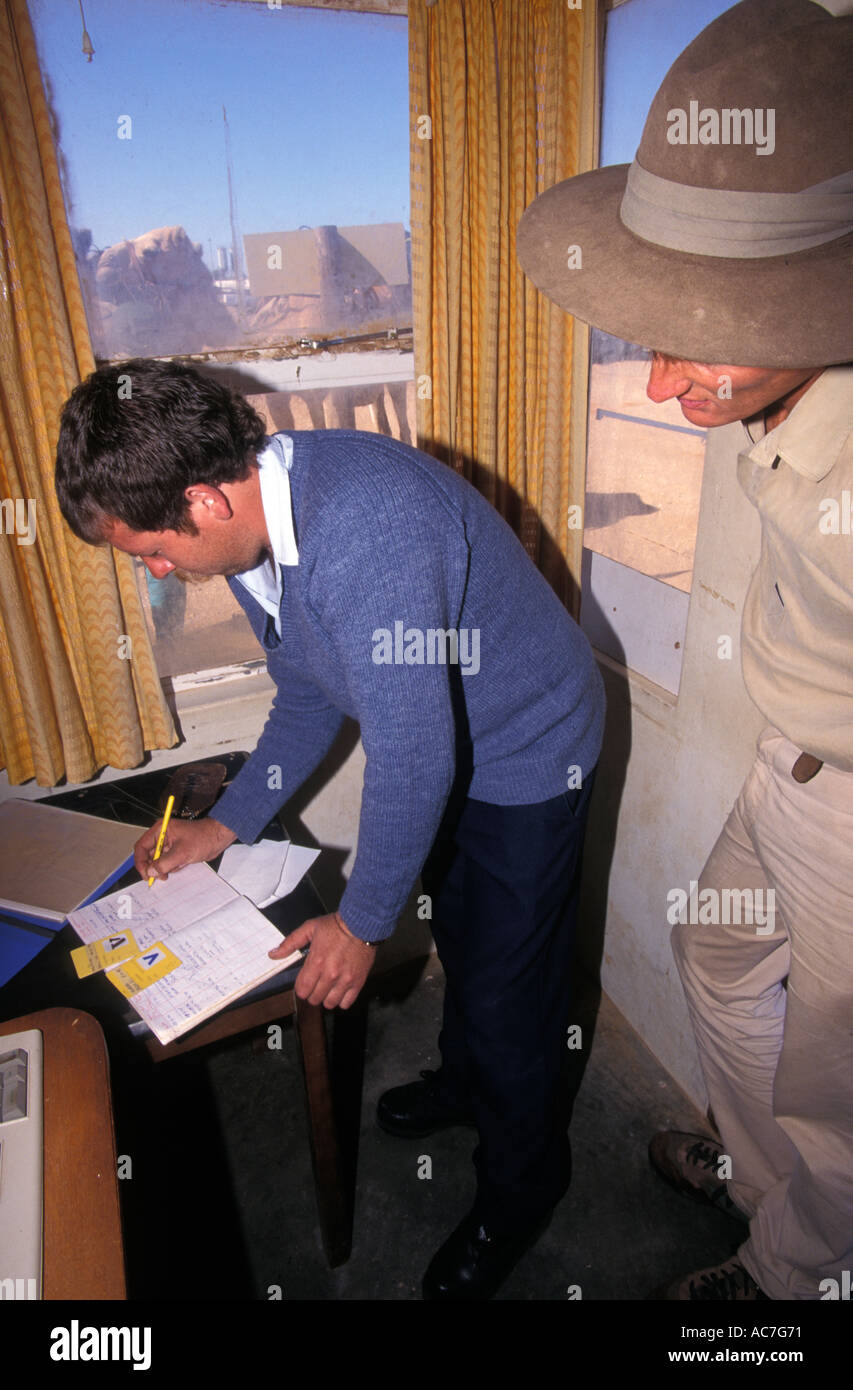 Explorer Benoît en signature Allen pour obtenir un accès spécial au désert de Namib Naukluft diamond Banque D'Images