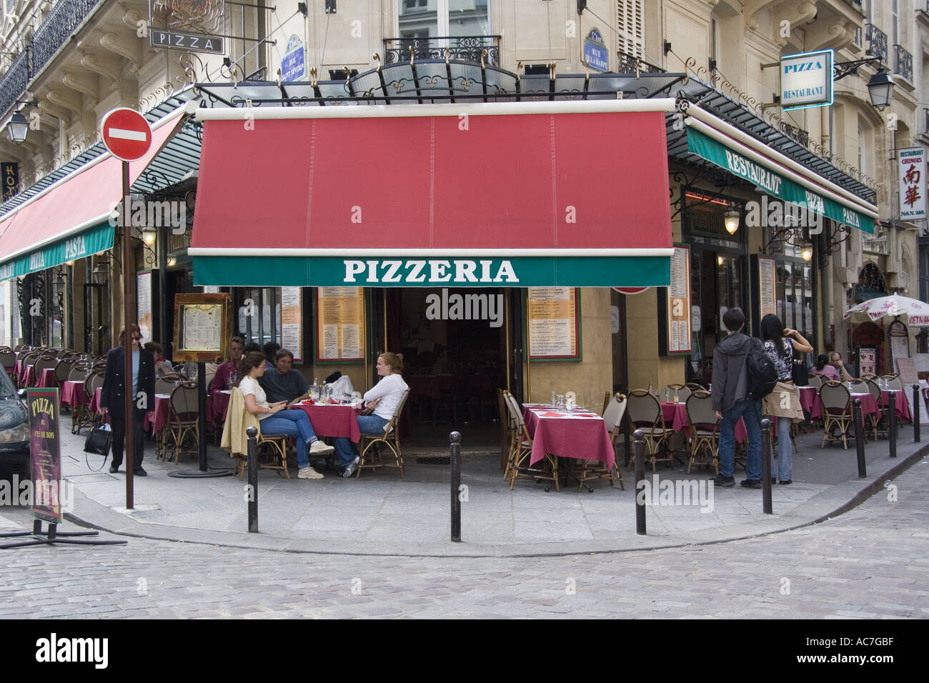 Quartier Latin Pizzeria sur coin de rue de la Harpe et Rue Saint Severin Paris France Banque D'Images