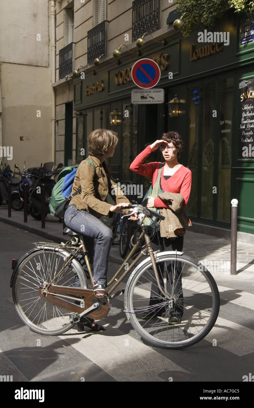 Les amis ayant une rencontre fortuite dans la rue dans le Quartier Latin Paris France Banque D'Images