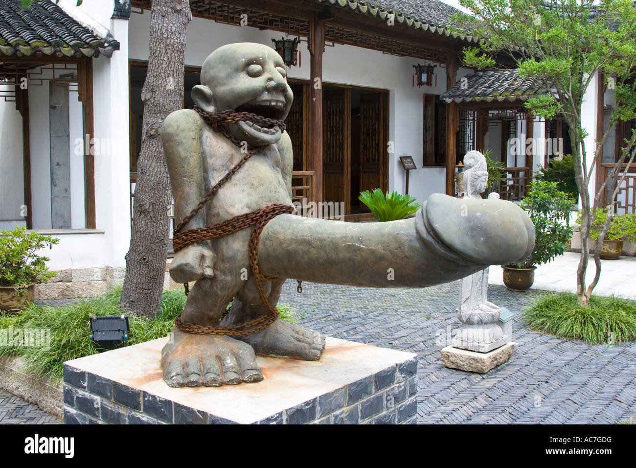 Statue érotique au Musée de la culture des Chinois Chine Tongli grand pénis  phallique dressé Photo Stock - Alamy