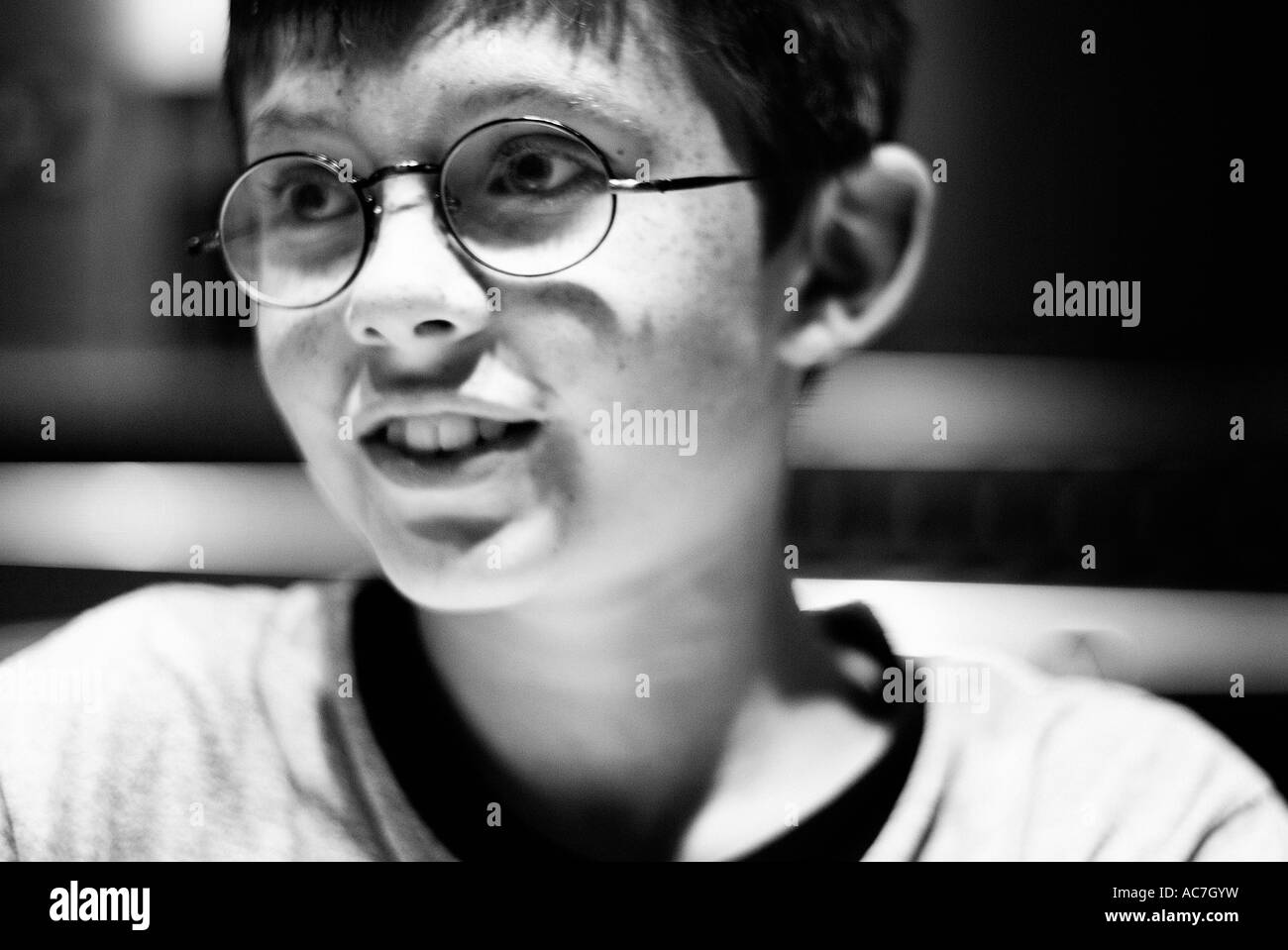 Portrait noir et blanc d'un jeune garçon souriant qui ressemble à Harry Potter Banque D'Images