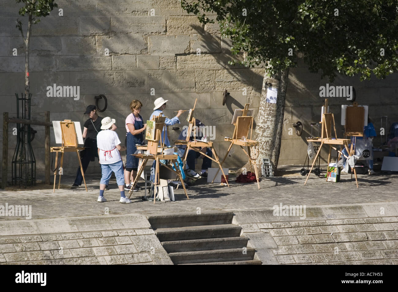 Groupe d'artistes peignant sur la rive de la Seine Paris France Banque D'Images