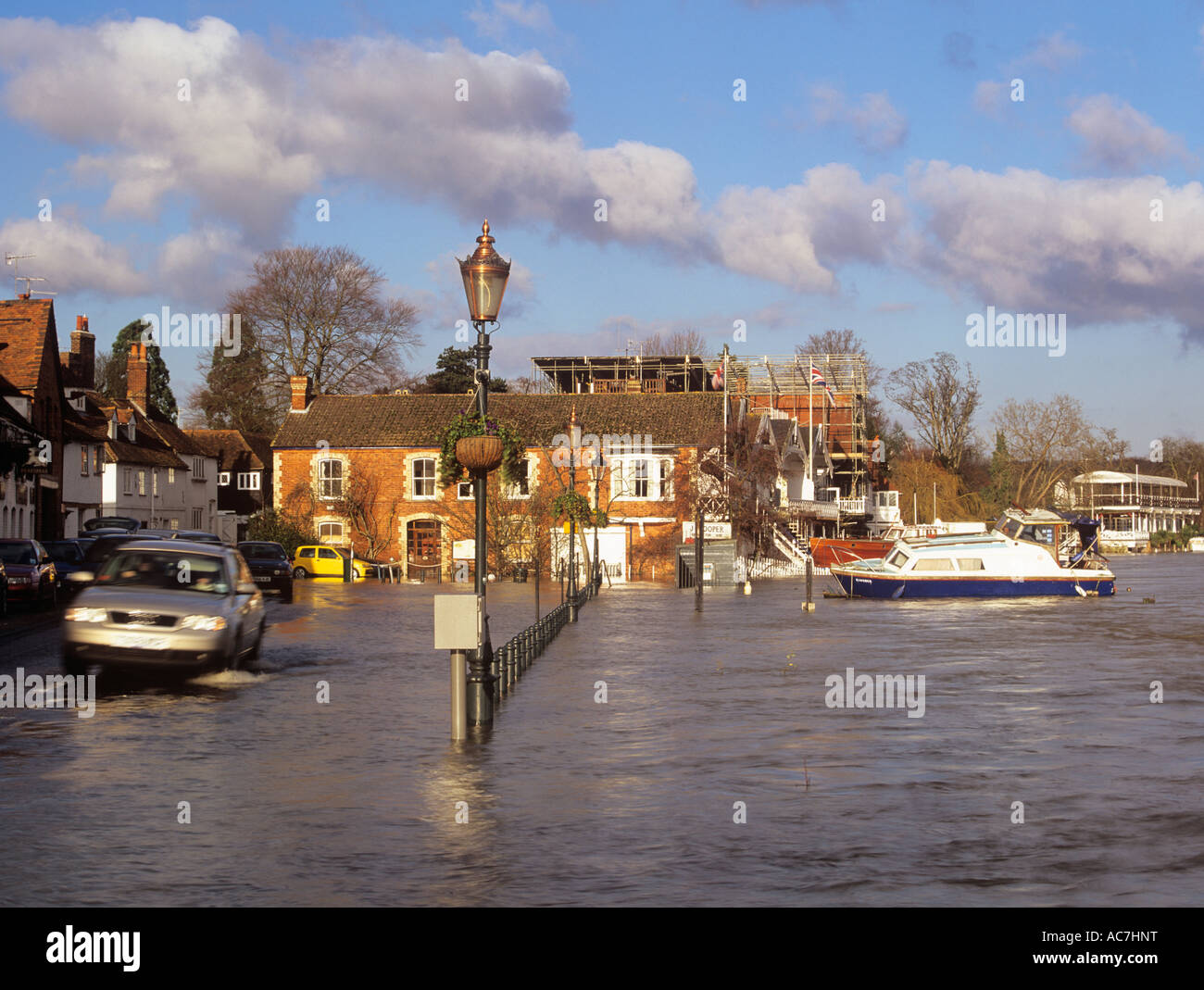 Voiture dans la rue inondée par gonflement Tamise Henley on Thames Oxfordshire England UK Banque D'Images