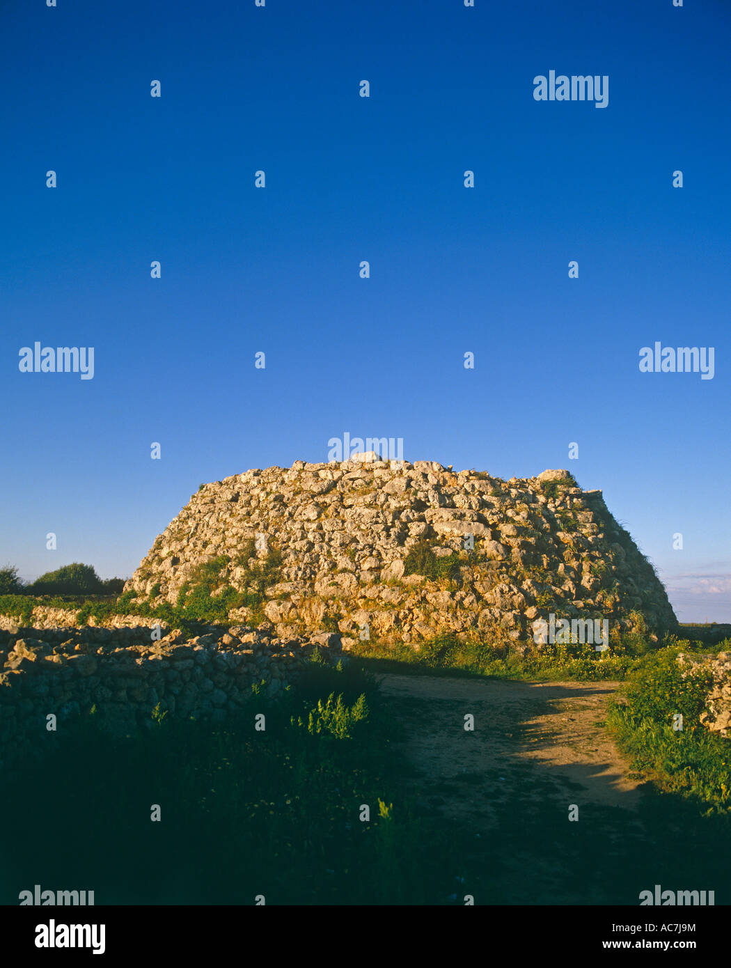 Trepuca Talaiot Monticule De Pierre Au Sud De Mahon Sur L Ile Des Baleares De Minorque Photo Stock Alamy