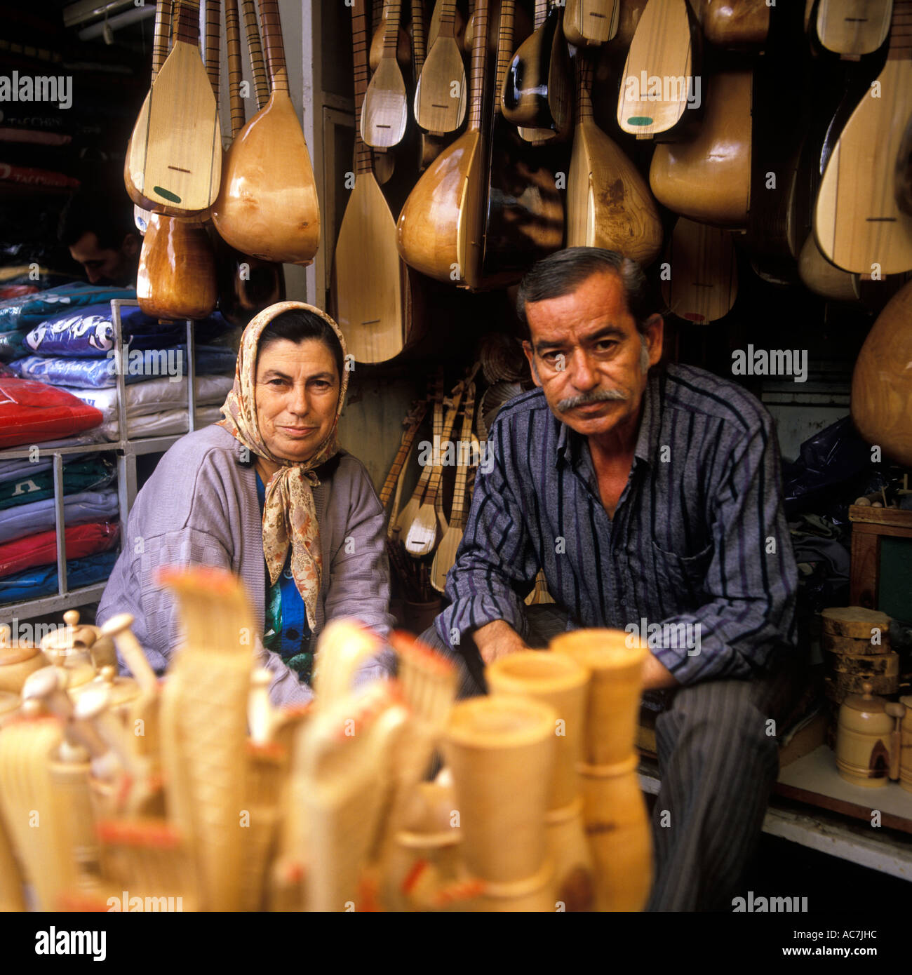 Quelques INSTRUMENTS DE MUSIQUE LOCAL DE VENTE DANS UN MARCHÉ TURC Banque D'Images