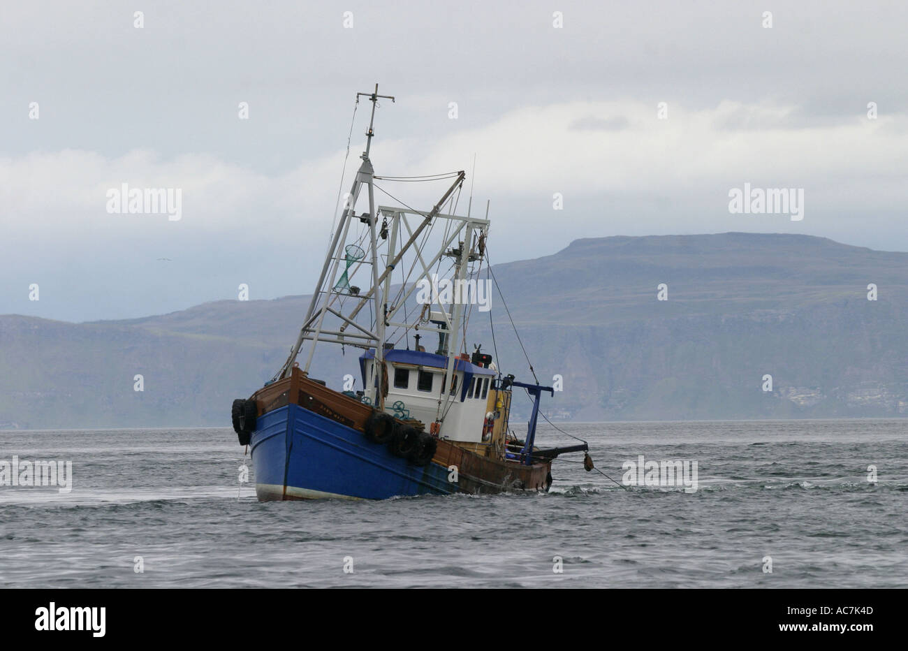 Bateau à pétoncle opérant dans le Firth of Lorne SAC FEUILLES hors de la côte ouest d'Écosse Banque D'Images