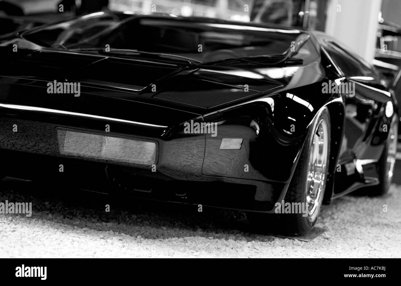 Voiture de course noir et blanc Banque de photographies et d’images à ...