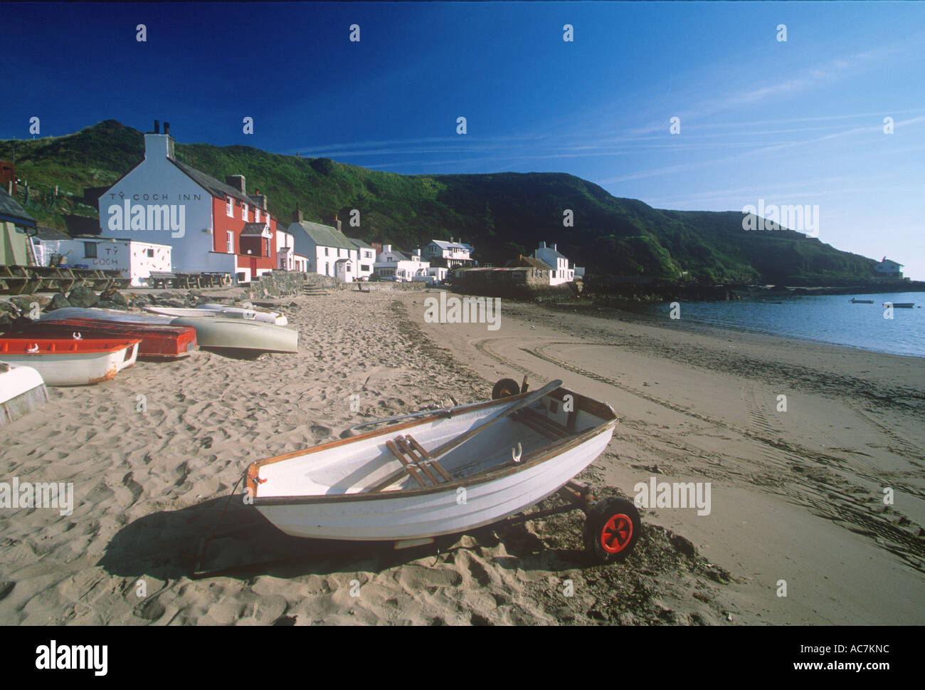 Bateaux et Porth Dinllaen Ty Coch Inn Village péninsule Llyen au nord ouest du pays de Galles Banque D'Images