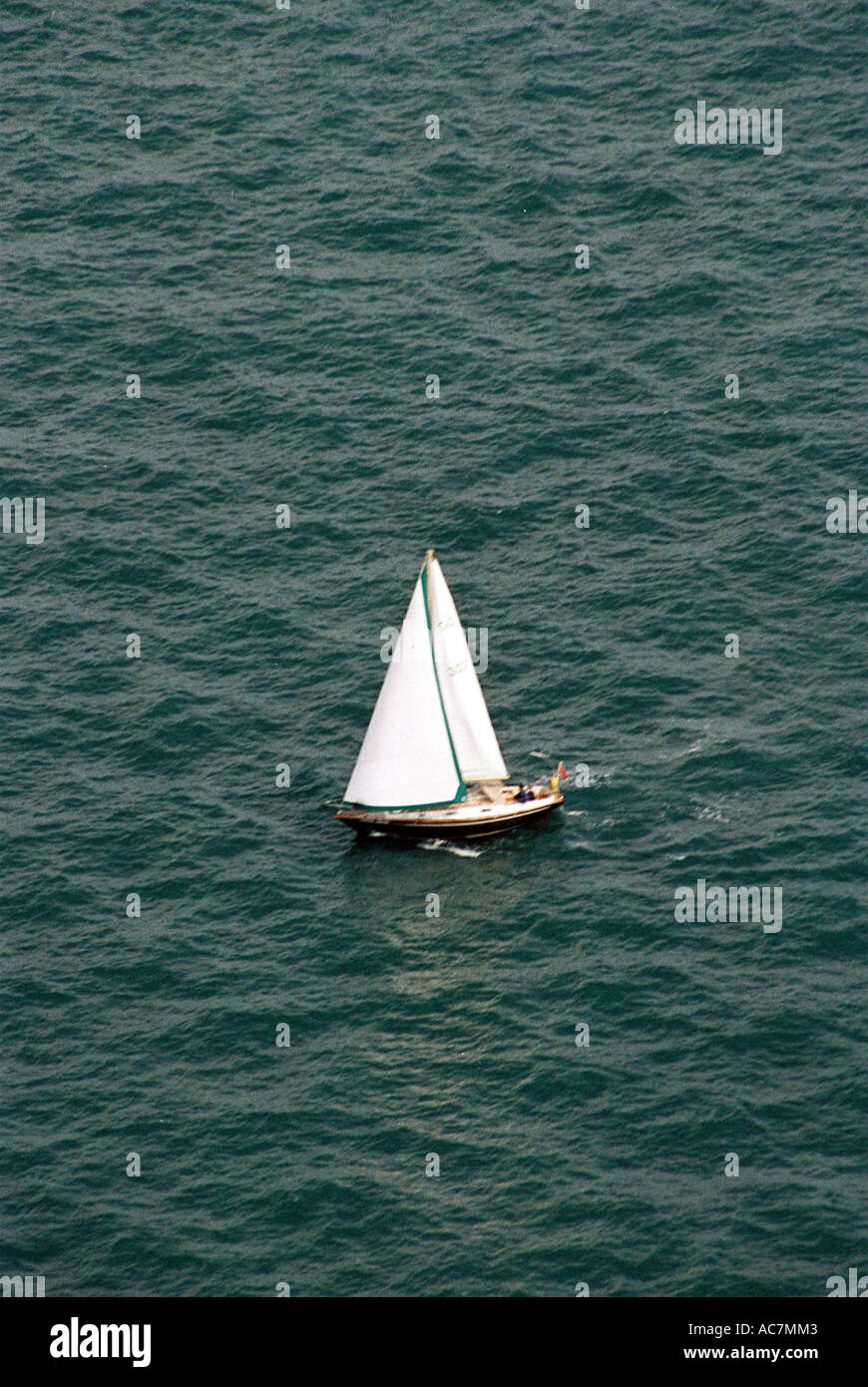 Yacht de voile à travers le Solent vers le port de Portsmouth, Hampshire, Angleterre au cours de I.F.O.S Banque D'Images
