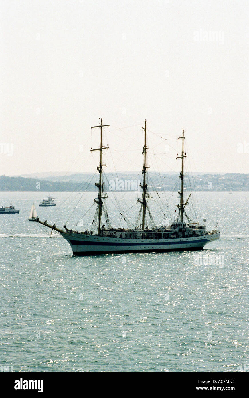 Grand navire ancré dans le Solent, Portsmouth, Hmapshire, Angleterre. IFOS 2005. Banque D'Images