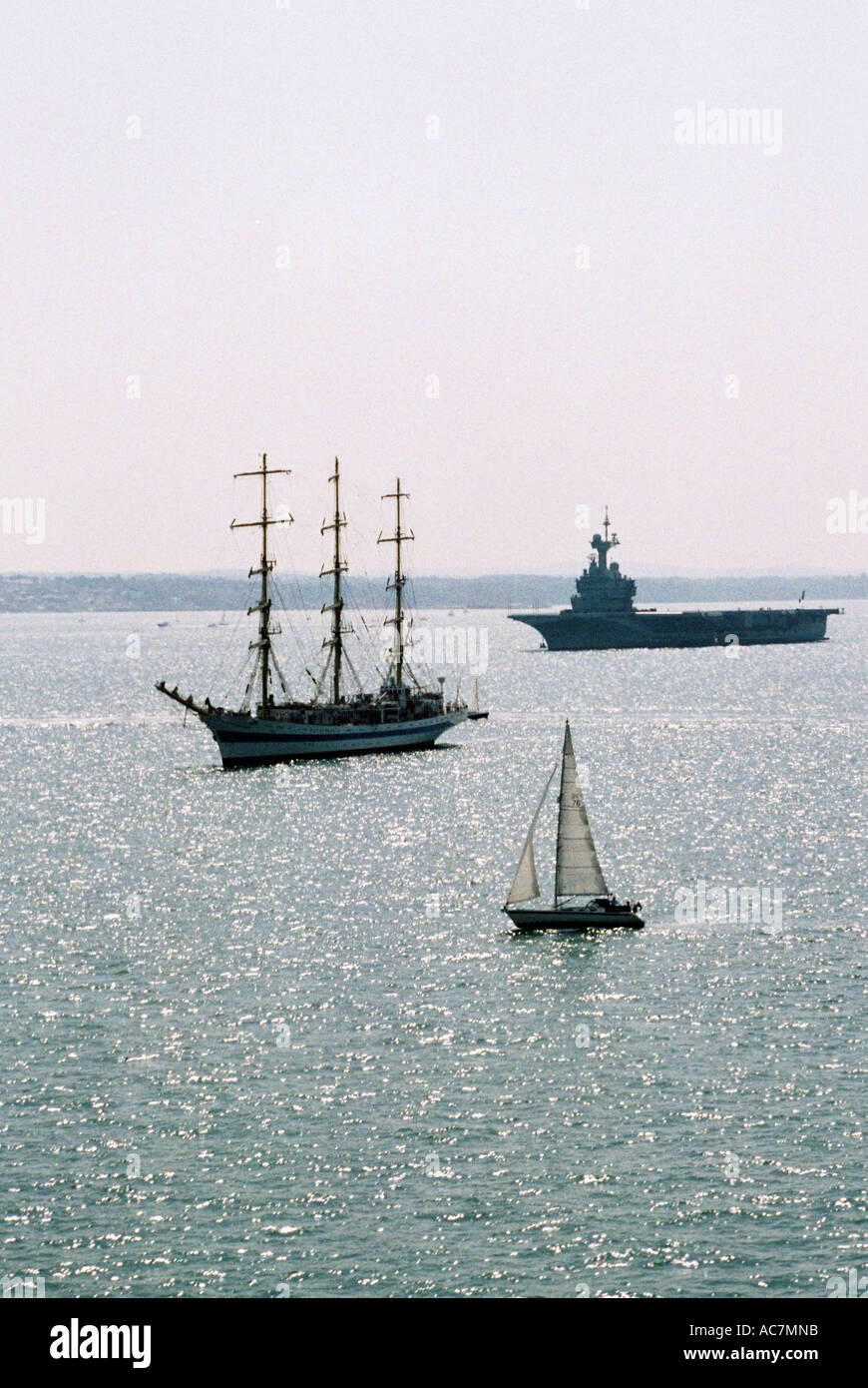 Grand navire ancré dans le Solent, Portsmouth, Hmapshire, Angleterre. IFOS 2005. Banque D'Images