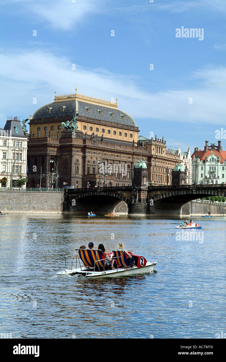 Bateau à coque double plaisir à Prague avec le Théâtre National sur l'arrière-plan Banque D'Images