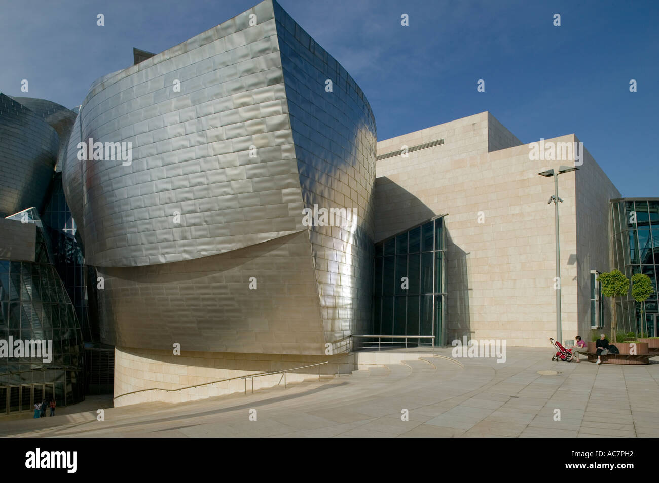 Vue extérieure du Musée Guggenheim de Bilbao, Pays Basque, Espagne Banque D'Images