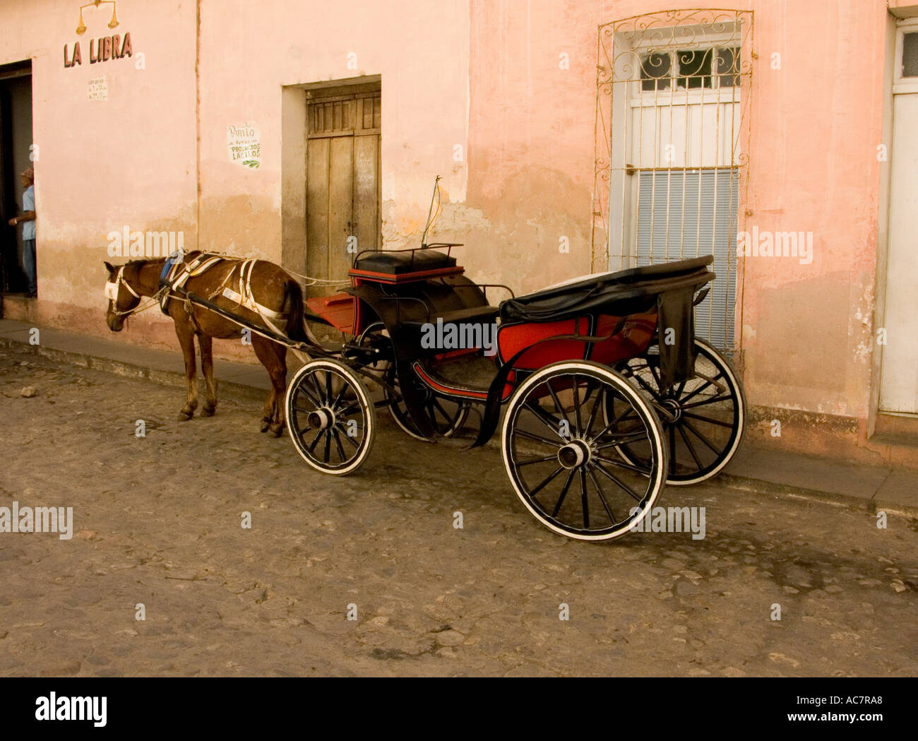Transport touristique de Cuba en attente de clients dans une rue de Trinidad de cuba cuba Banque D'Images