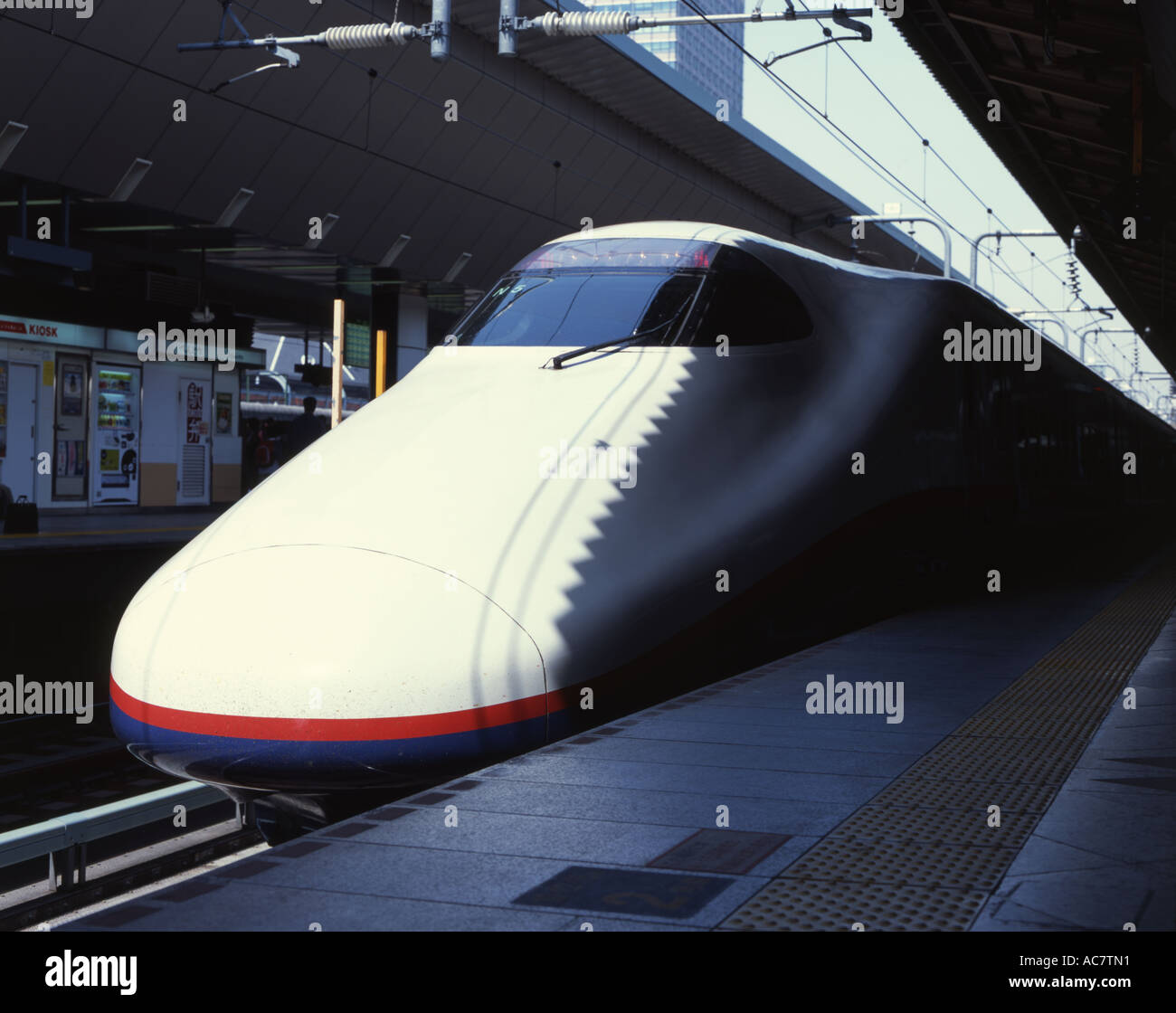 Bullet train Shinkansen à la gare de Tokyo Banque D'Images