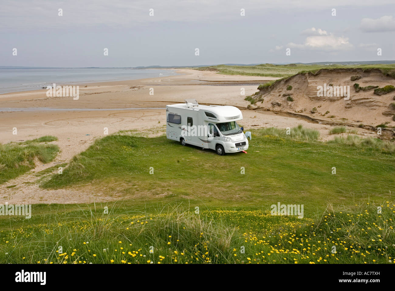 Campé près de motorvan VW Calypso beach Kintra Isle of Islay Scotland UK Banque D'Images