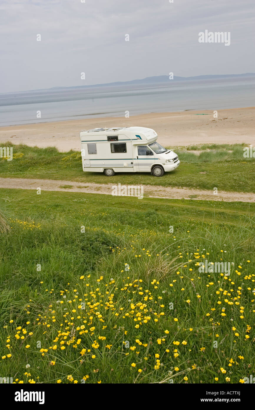 Campé près de motorvan VW Calypso beach Kintra Isle of Islay Scotland UK Banque D'Images