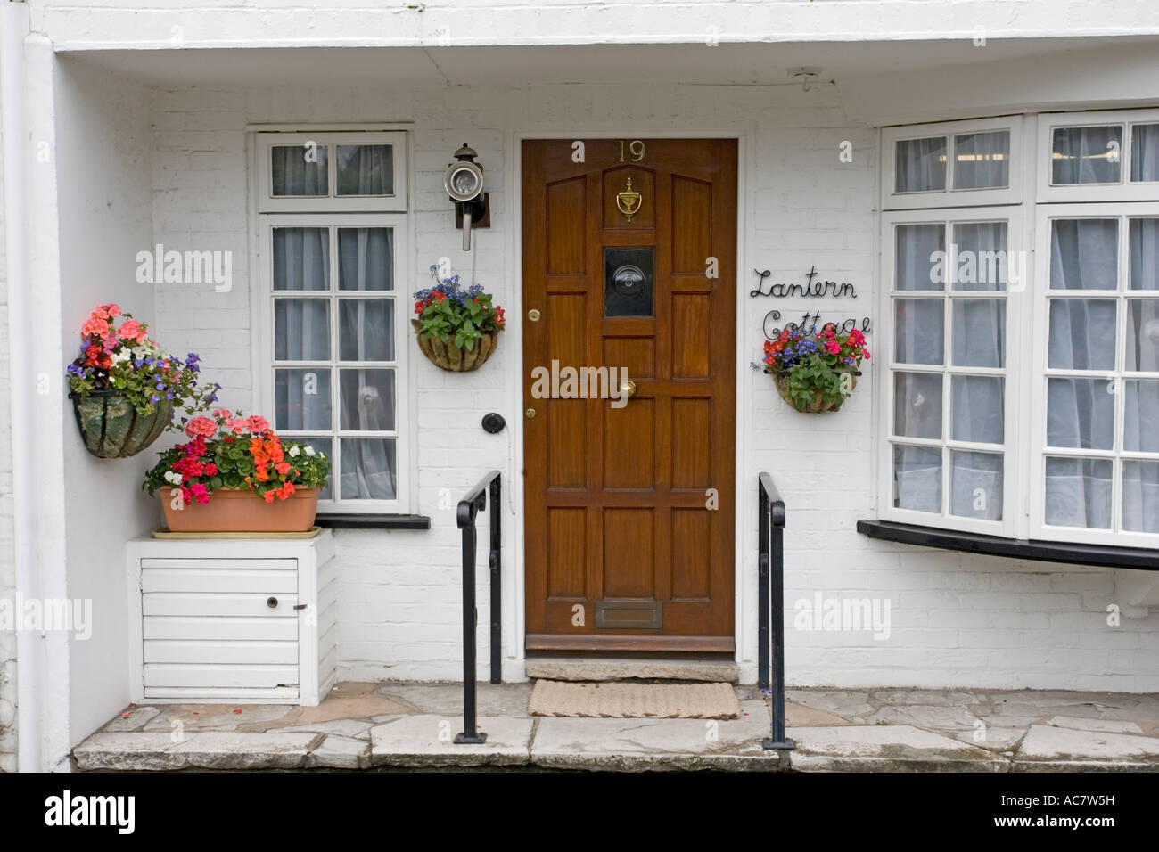 Entrée à white cottage avec paniers suspendus Upton sur Severn UK Banque D'Images