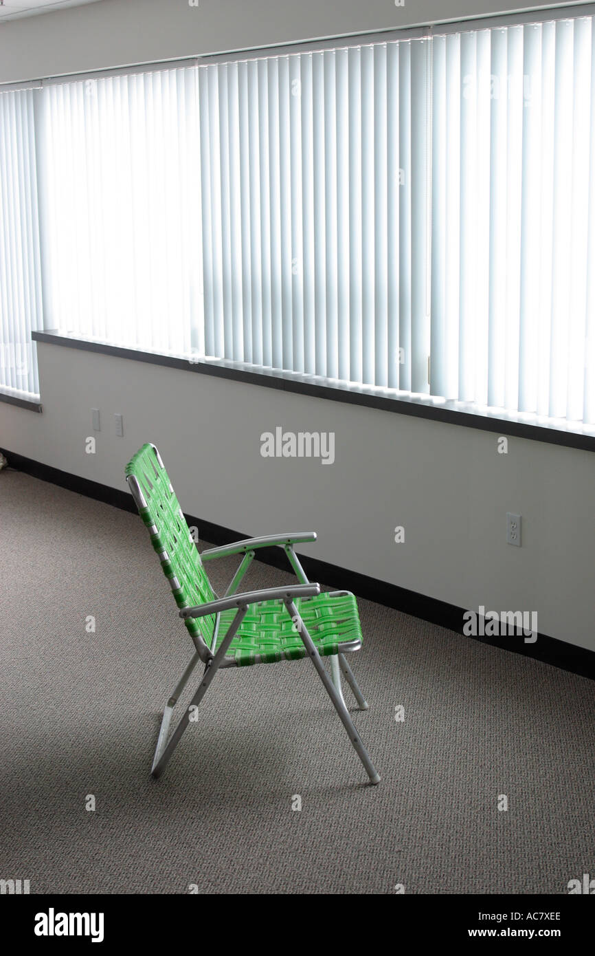 Chaise de plage dans le bureau vide Banque D'Images