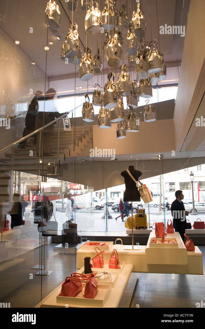 Lancel concept store, 127, avenue Champes-Elysees Paris France vente de  sacs de luxe Photo Stock - Alamy