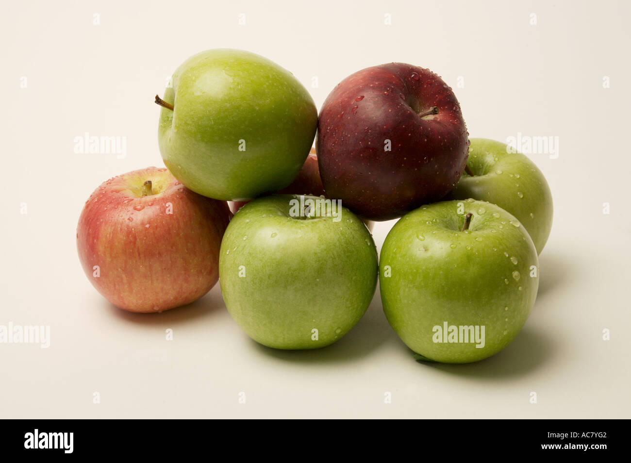 Red & Green apples still life on a white background Banque D'Images