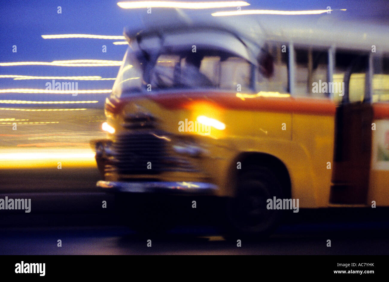 British Leyland construit sur un service public de bus itinéraire par La Valette, Malte. Banque D'Images
