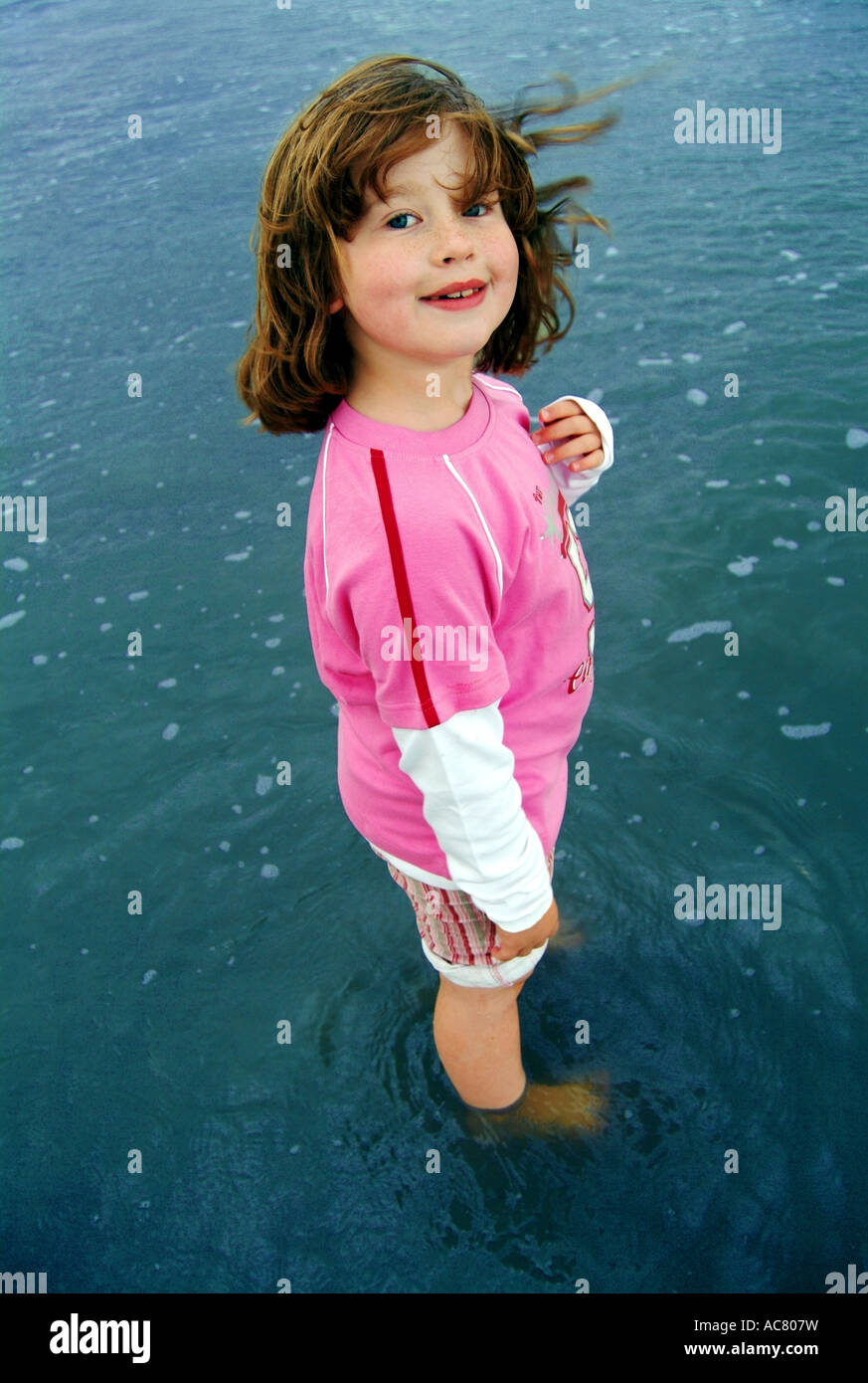 Girl Paddling in Shallow Water Banque D'Images