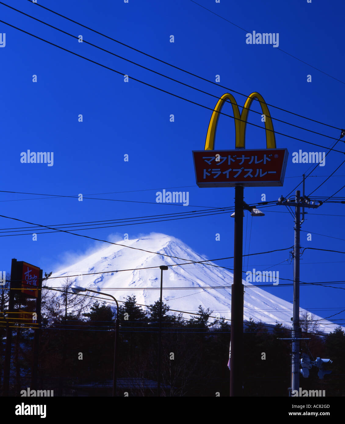 Le Mont Fuji partiellement éclipsée par la modernisation : McDonalds et câblage électrique. Banque D'Images