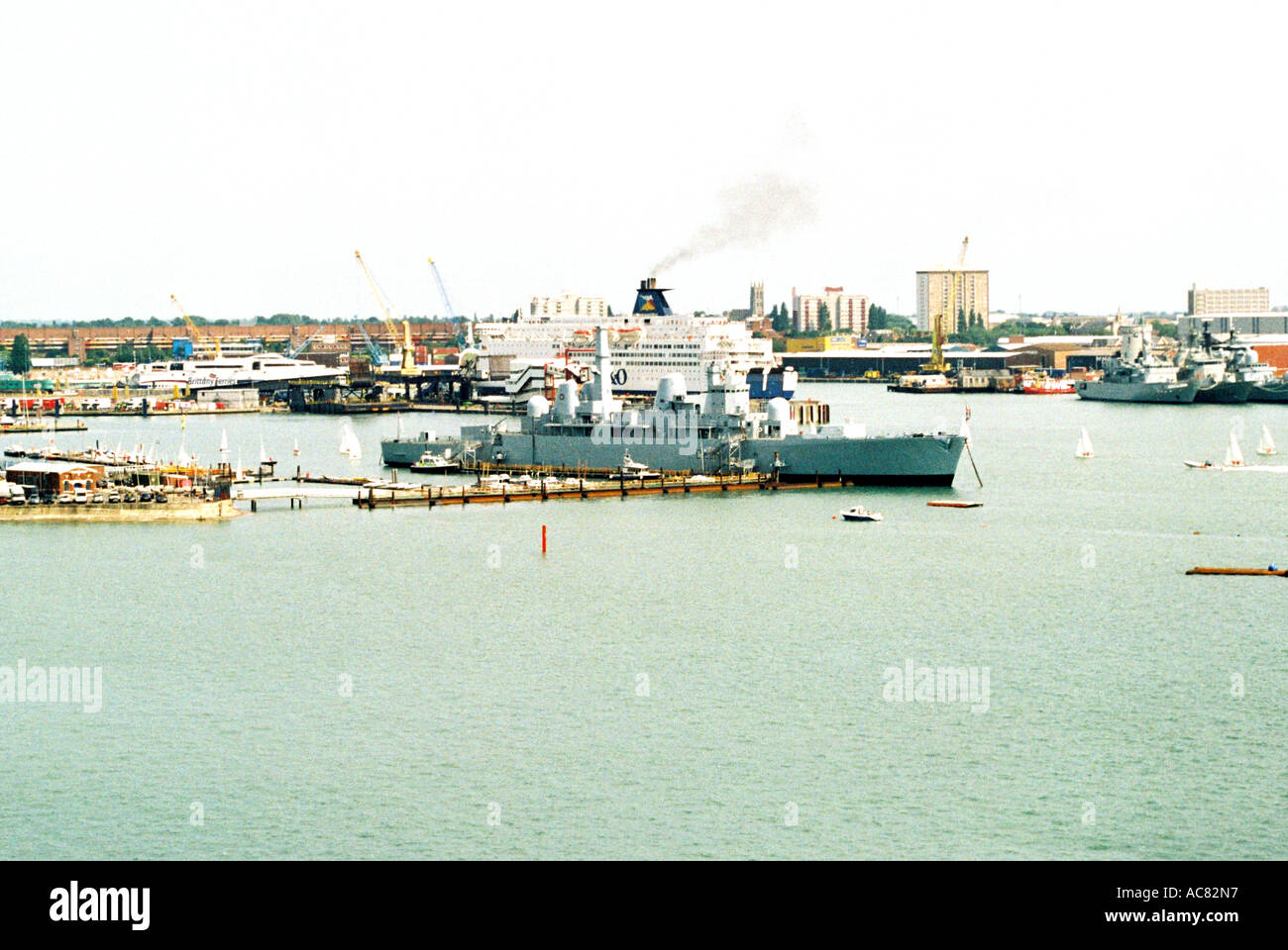 Navires amarrés dans le port de Portsmouth, Hampshire, Englad au cours de I.F.O.S Banque D'Images