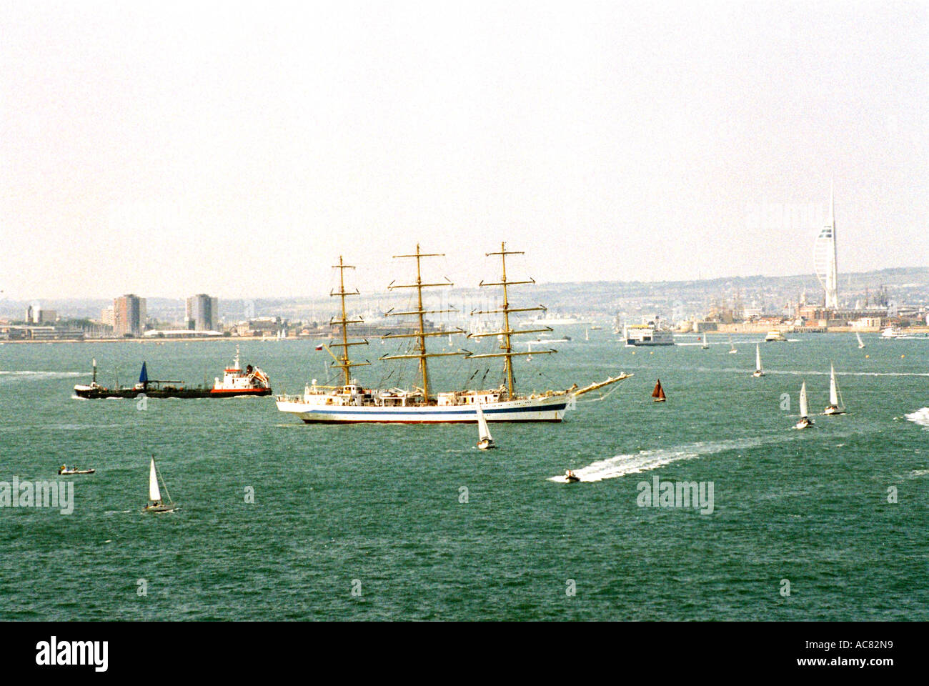 De grands navires ancrés dans le Solent, Portsmouth, Hmapshire, Angleterre. IFOS 2005. Banque D'Images
