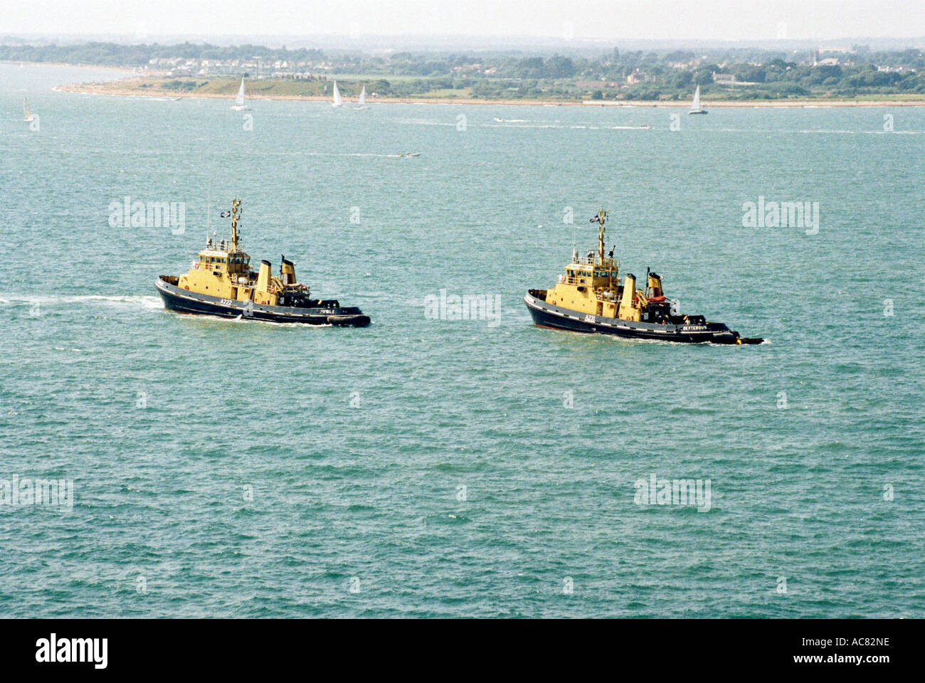 Remorqueurs voile à travers le Solent hors du port de Portsmouth, au cours d'I.F.O.S Banque D'Images
